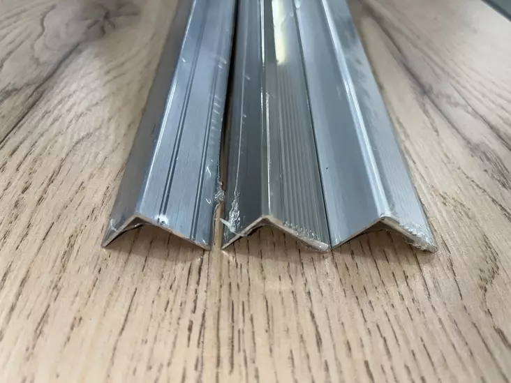 Askelkulma 24,5x20mm nordic grafiitti, tarrakiinnitys 100cm - Askelkulmalistat - 0011573 - 1