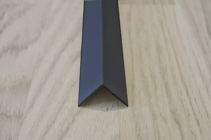 Kulmalista 40x40mm musta 275cm - Muovilistat - 0011634 - 1