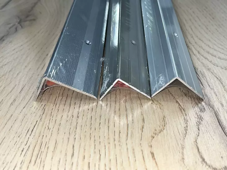 Askelkulma 40x25mm nordic grafiitti, ruuvikiinnitys 100cm - Askelkulmalistat - 0011575 - 1