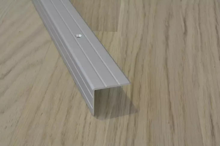 Askelkulma 30x24,5mm hopea, ruuvikiinnitys 100cm - Askelkulmalistat - 0011577 - 1