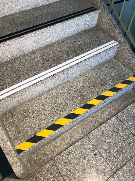 Liukuesteteippi Musta/Kelta 50mm x 5m - Liukuesteteipit - 0015109 - 2