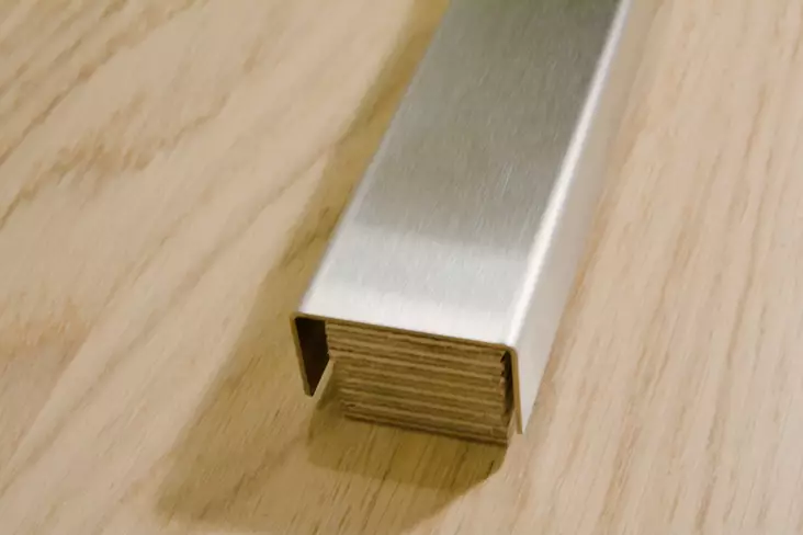 RST-kynnys 20x35x20mm hiottu RST S=1,0mm vanerilla 100cm - Kynnykset ja kynnyslistat - 0011649 - 1